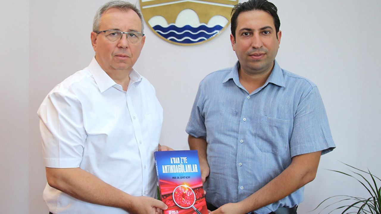 Prof. Dr. Altay’dan Rektör Tabakoğlu’na kitap takdimi