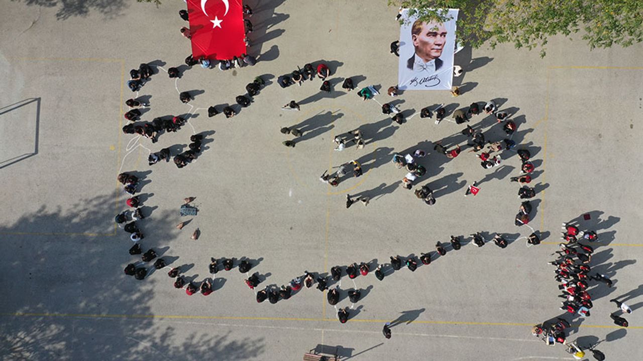 100 öğrenci Türkiye Haritası oluşturdu