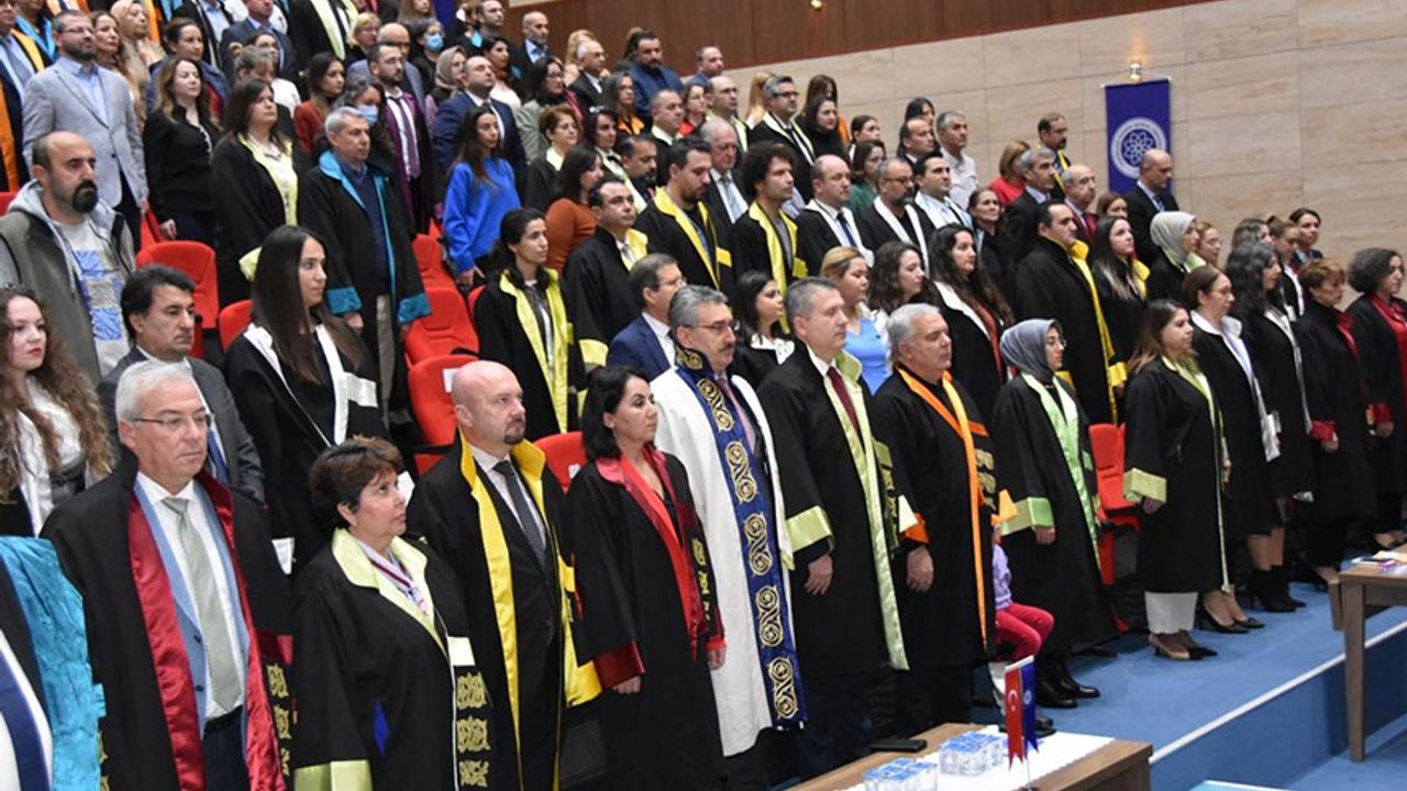 NKÜ’de 173 akademisyen cübbe giydi