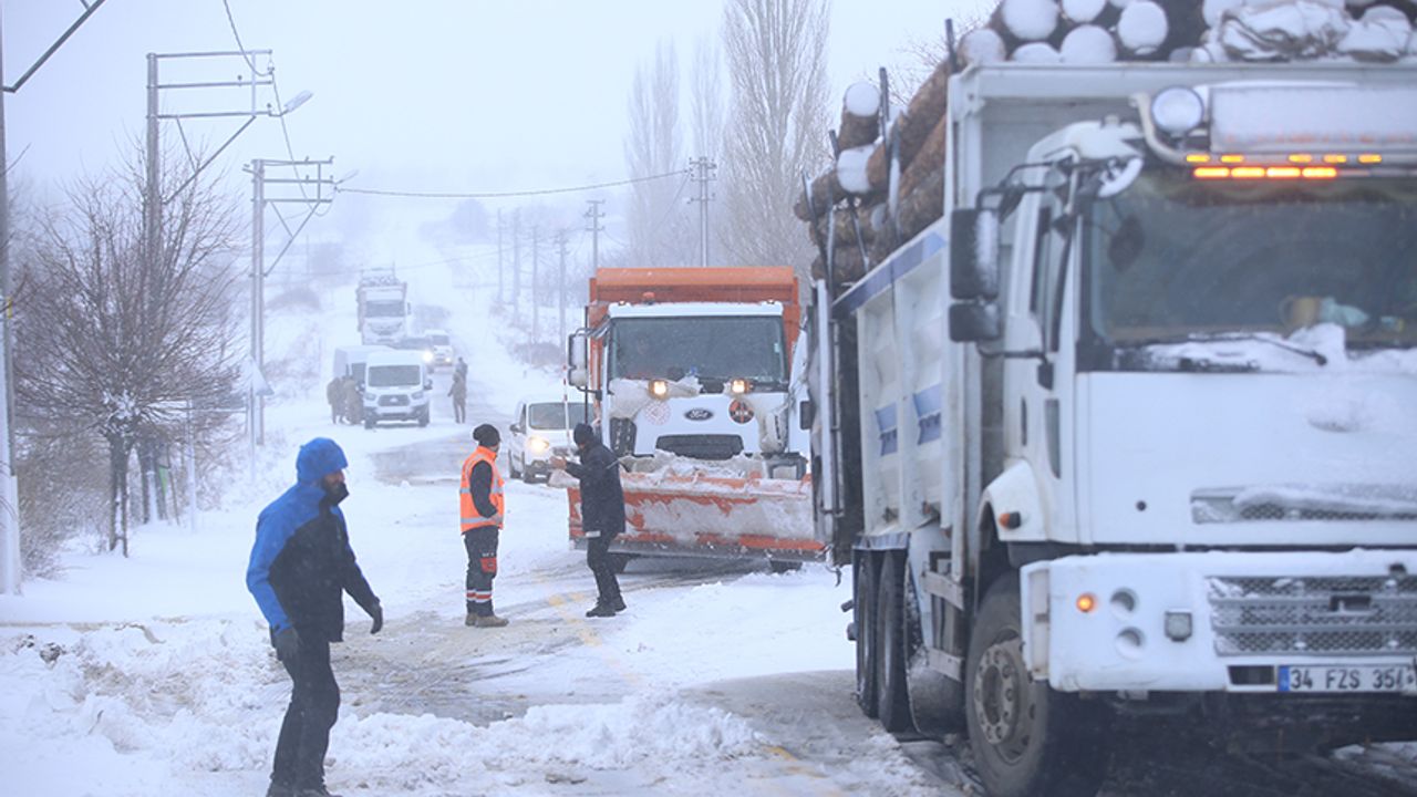 Kırklareli'de kar çilesi: Araçlar mahsur kaldı