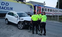 Tren ile otomobil çarpıştı