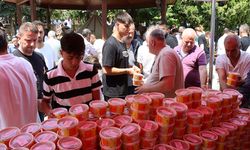 Kırklareli'nde vatandaşlara aşure dağıtıldı
