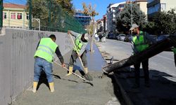 Sokaklar beton kaldırımlarla yenileniyor