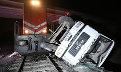 Tren, rayda unutulan beton pompası aracına çarptı