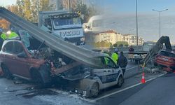 Çorlu'da bir araç bariyerlere çarptı