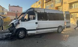 Park halindeki minibüs cayır cayır yandı