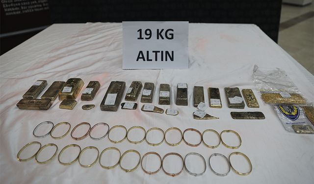 Kapıkule'de gümrük kaçağı yaklaşık 19 kilo altın ve oto yedek parçaları ele geçirildi