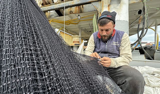 Tekirdağ'daki balıkçı teknelerinde çalışan Karadenizli tayfalar, memleketlerine dönecek