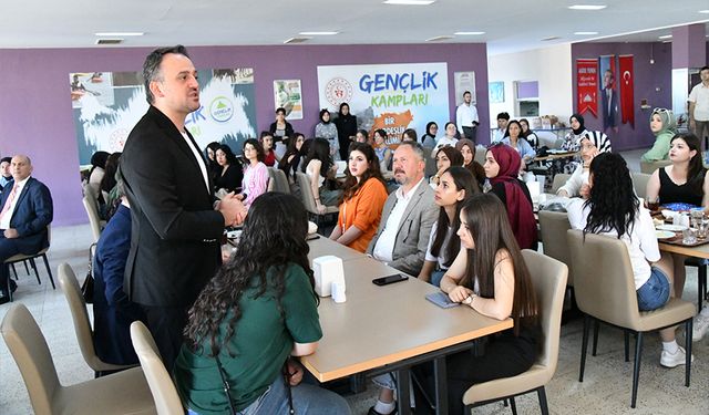 Türkiye’nin genç gezginleriyle buluştular