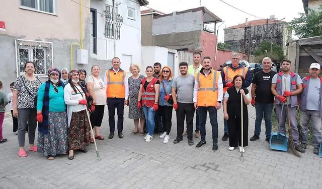 Belediye başkanı vatandaşlarla birlikte temizlik yaptı