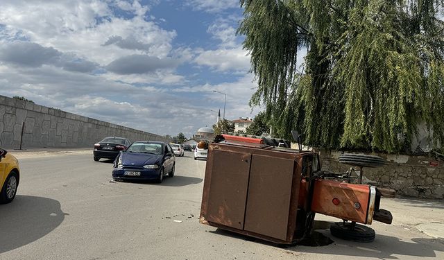 Otomobille çarpışan traktör devrildi