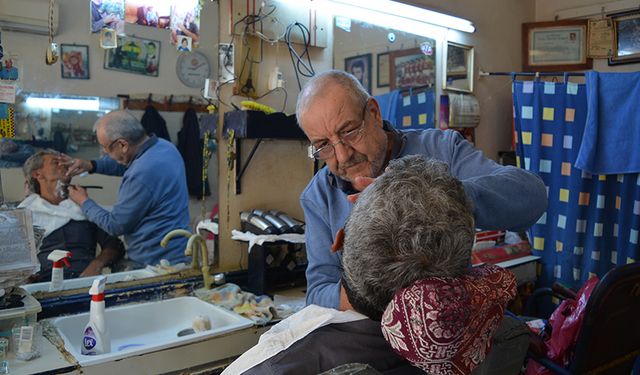 Şarköy'ün 61 yıllık berberi mesleğini sürdürüyor