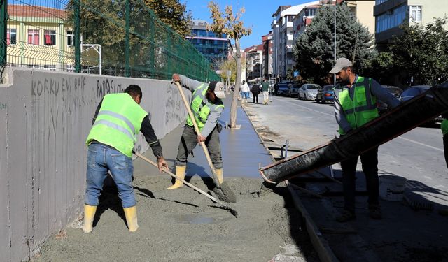 Sokaklar beton kaldırımlarla yenileniyor