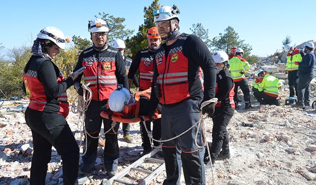 Deprem sonrası enkazdan kurtarma çalışması tatbikatı yapıldı