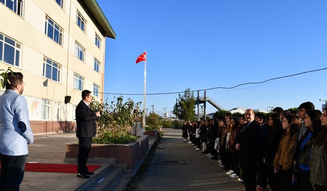 Yeniyol öğretmen ve öğrencilerle buluştu