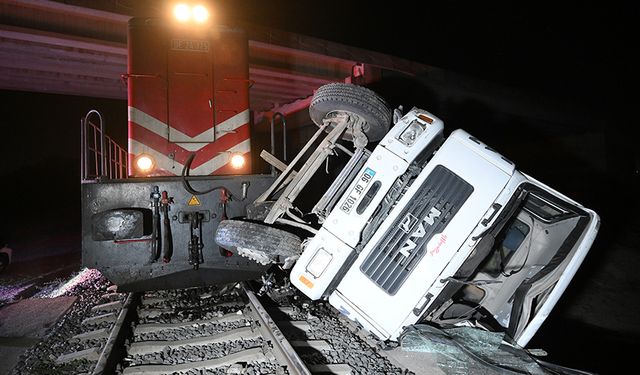 Tren, rayda unutulan beton pompası aracına çarptı