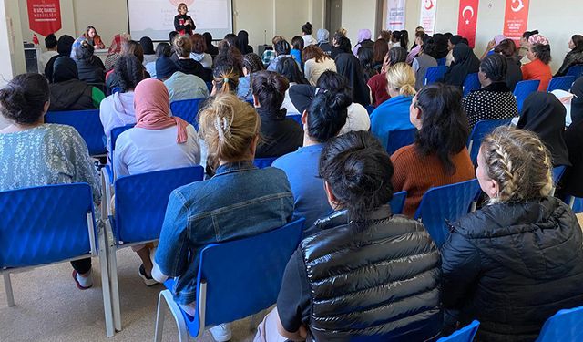 Yabancı kadınlar erken yaşta evlilikle mücadele konusunda bilgilendirildi