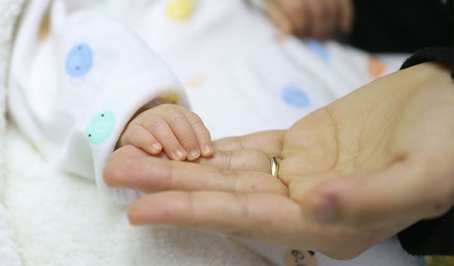 1 kilo 880 gram doğan 32 haftalık bebek yaşama tutundu