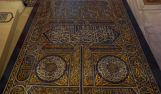 Kabe'nin kapı örtüsü Edirne Eski Cami'de sergileniyor