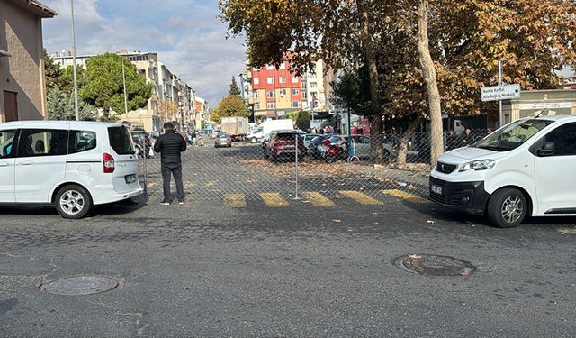 Tapulu yerini tellerle çevirip trafiğe kapattı